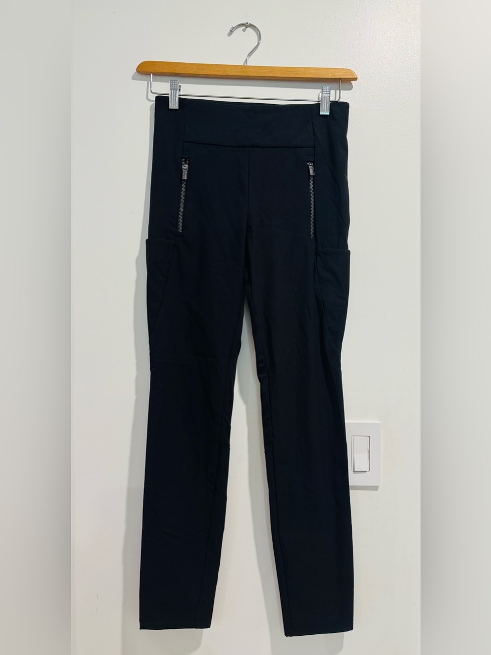 Athleta Cargo Pants Size 2 Black Zip Pocket Stretch Performance Travel